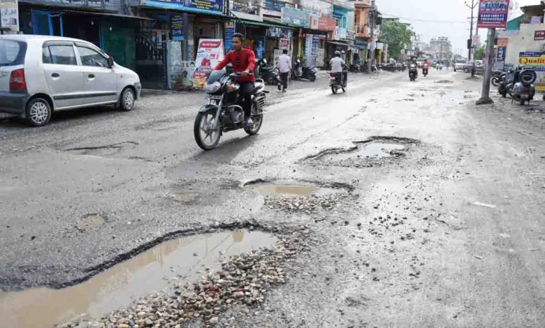Public continues to suffer due to potholes and traffic in monsoon