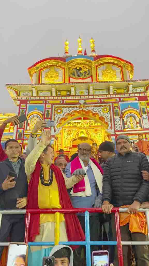 Rajinikanth offers prayers at Badrinath