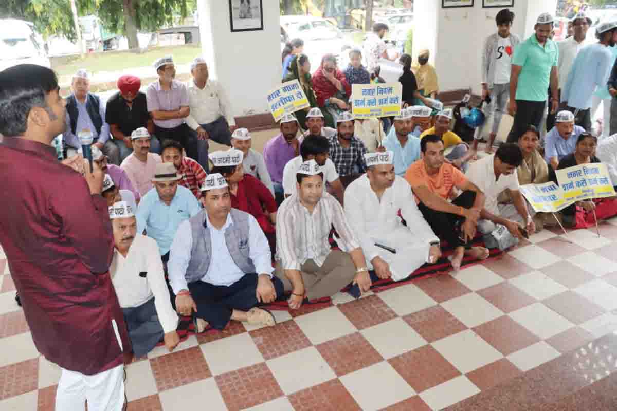 AAP protests at MCD against laxity on dengue & malaria