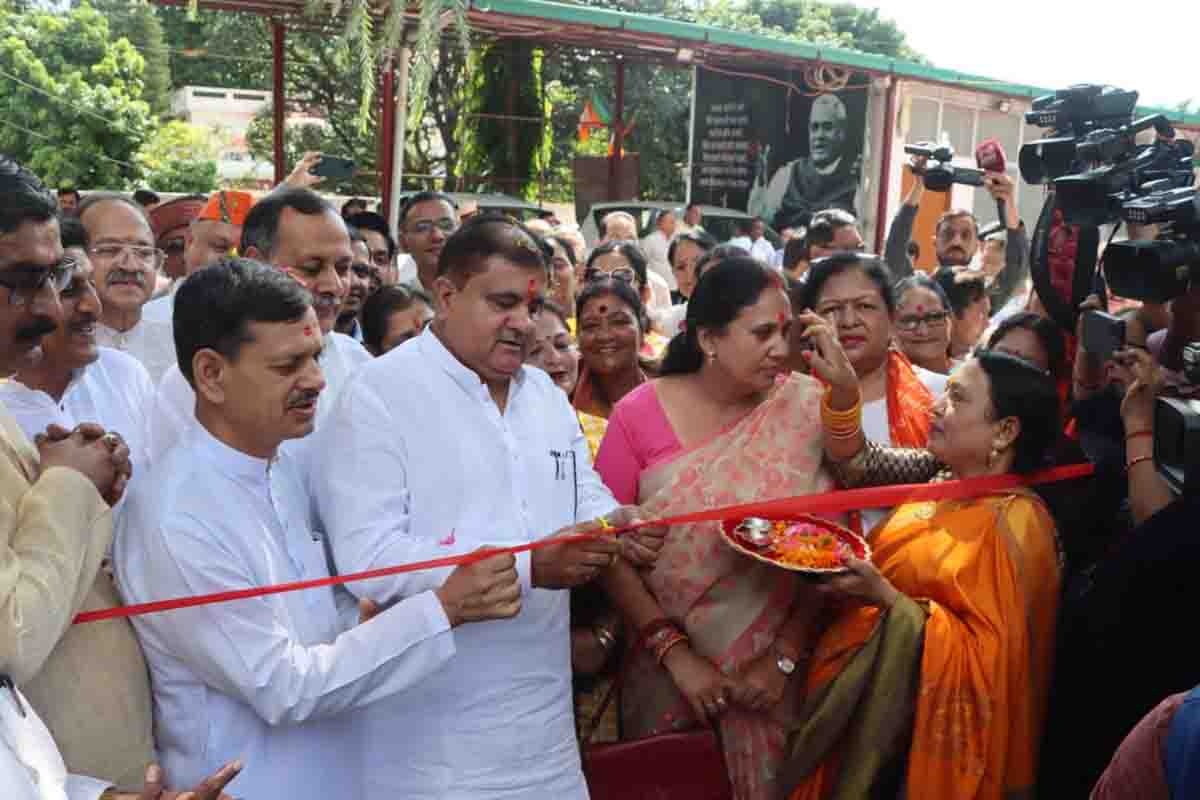 Bhatt inaugurates exhibition on PM Modi
