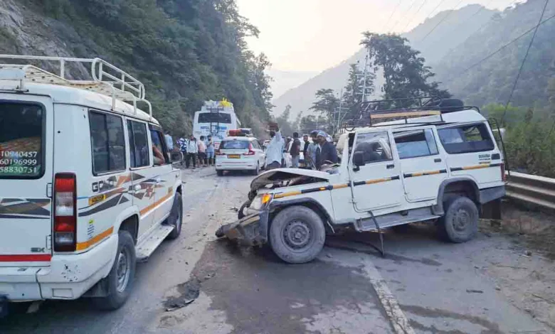 2 dead, 7 injured in jeep-bus collision