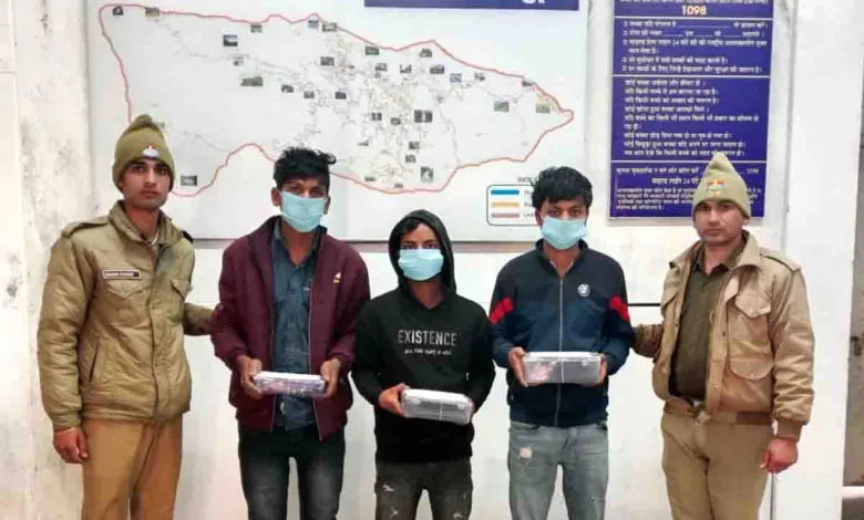 Police arrest three thieves stealing tourist’s mobiles