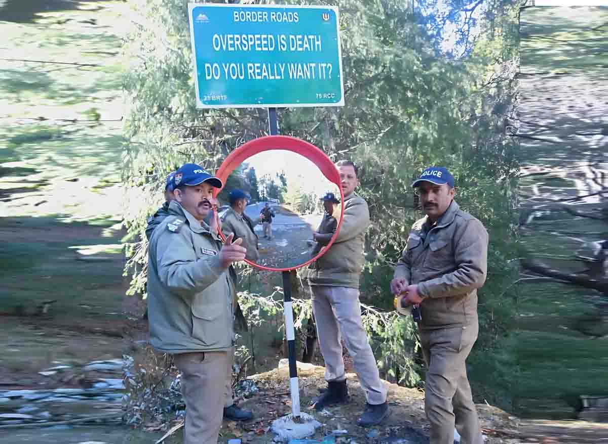 Tourists throng Auli