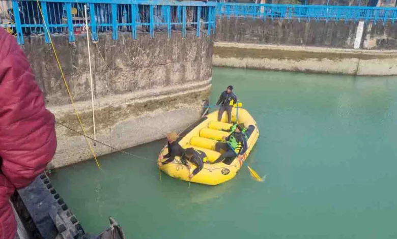 Authorities yet to find missing woman in Chilla accident