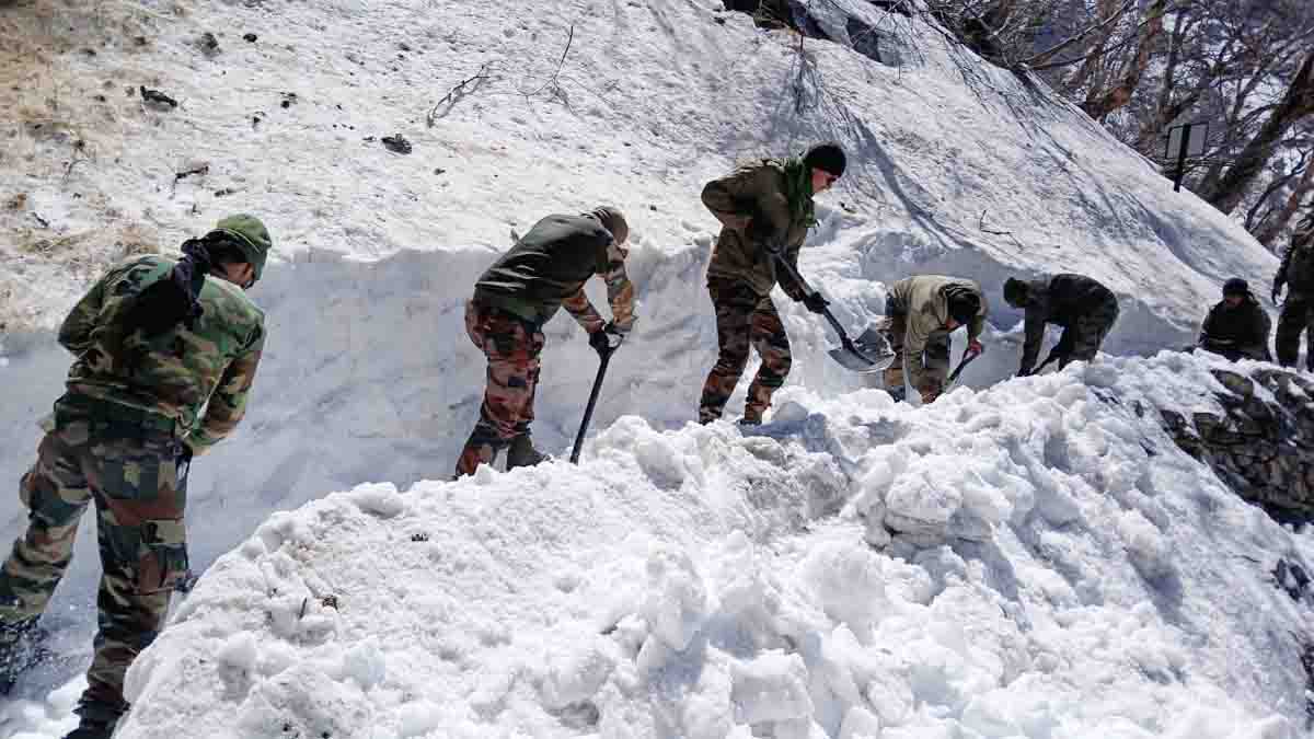 Army and volunteers start clearing snow off Hemkund route