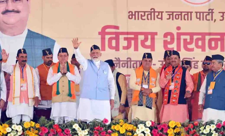 Modi focuses on development, corners opposition on corruption