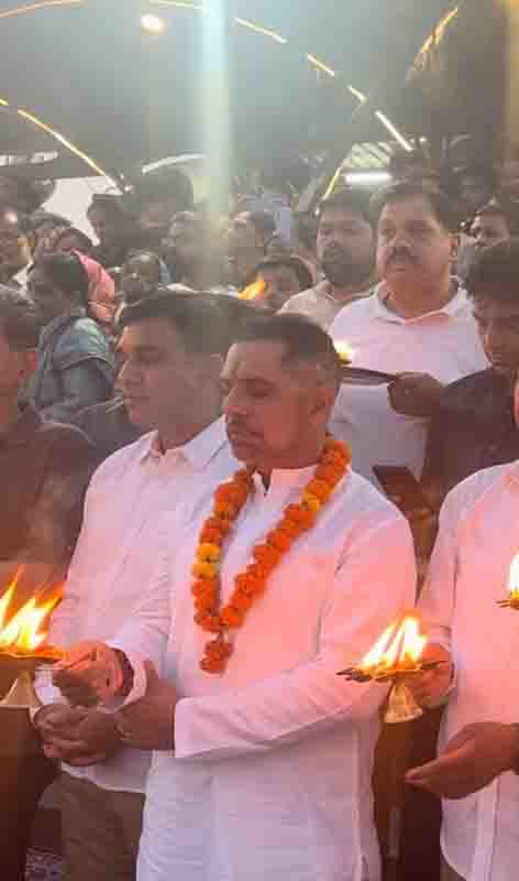 Robert Vadra offers prayers at Triveni Ghat in Rishikesh