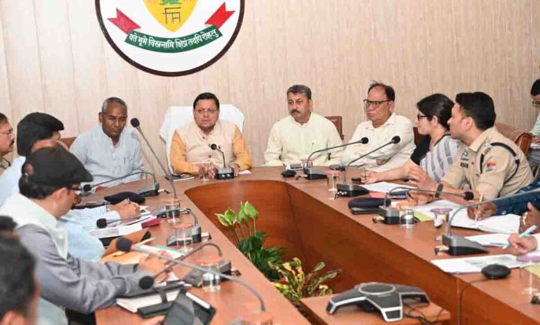 CM directs forest personnel to work in tandem with villagers to control fires