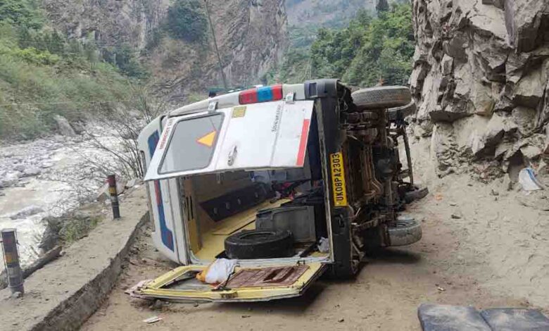 10 injured after vehicle crashes & falls on side on Badrinath highway