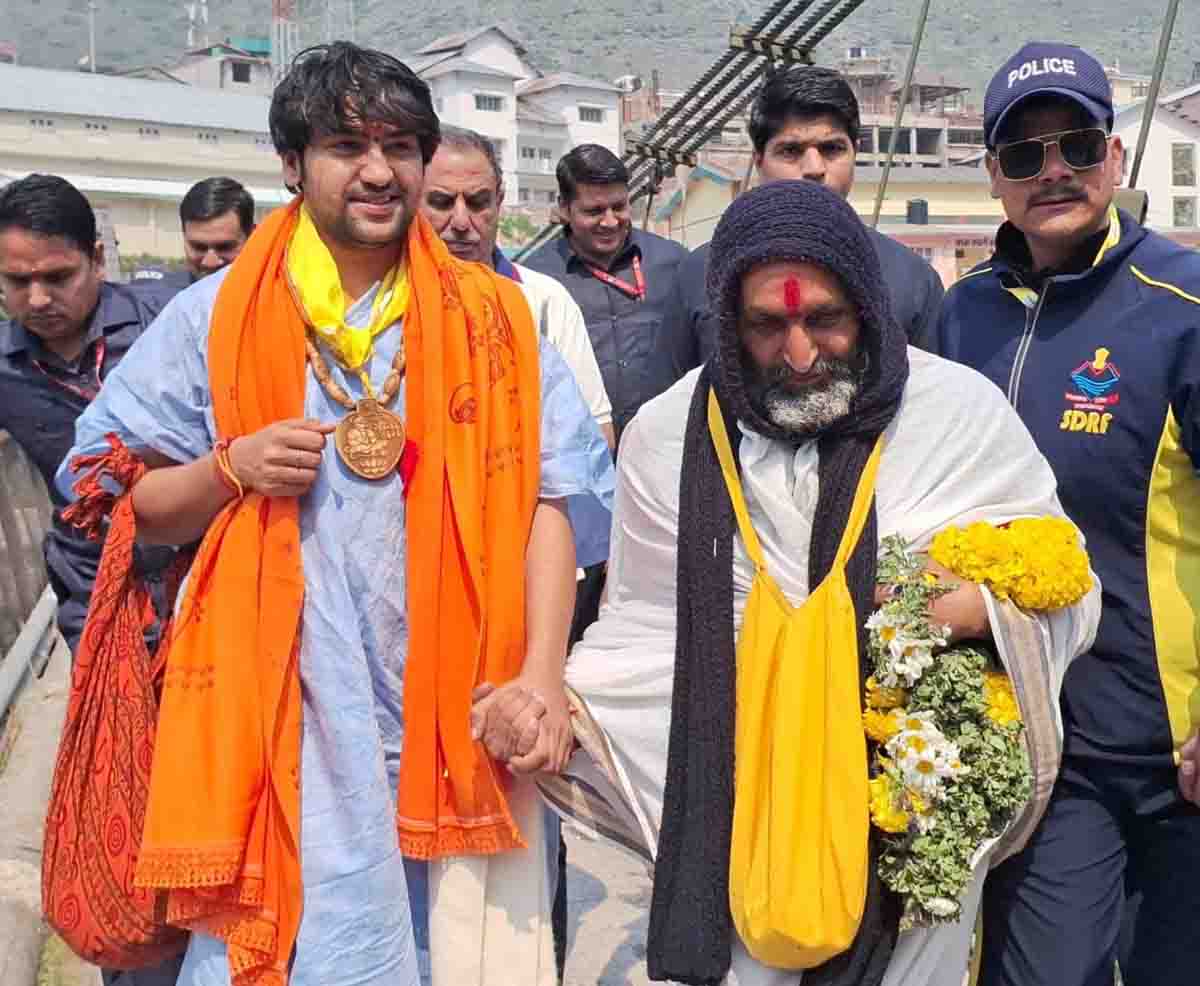 Kathavachak Dhirendra Shastri arrives in Badrinath