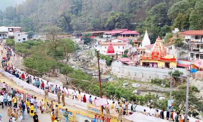 Lakhs throng Kainchi Dham on foundation day
