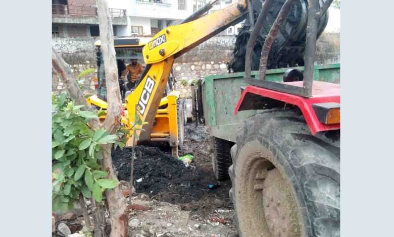 MCD sets disaster control room, works on drain cleaning