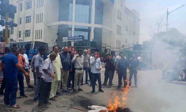 Transport unions burn effigy of Dehradun RTO