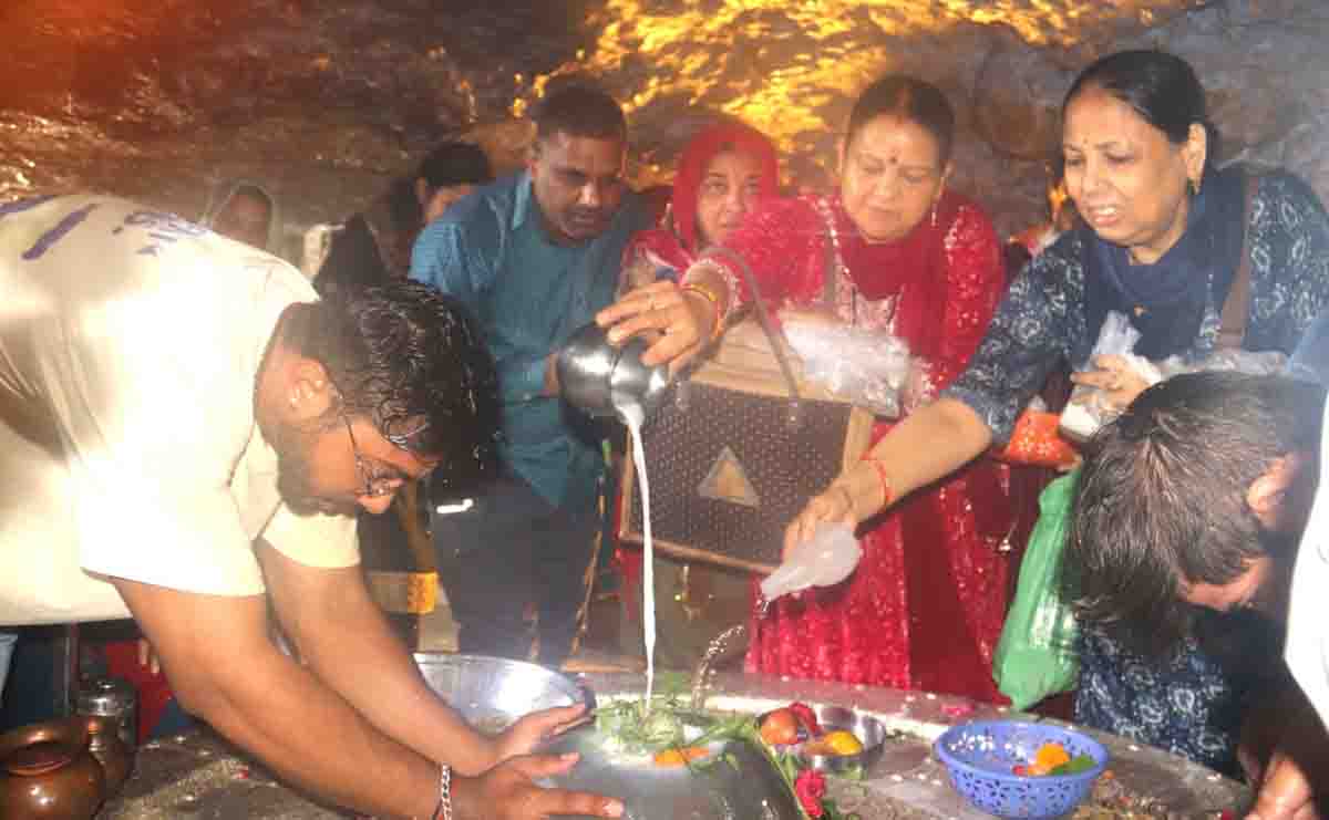 Devotees throng city temples on first Somwar of Sawan