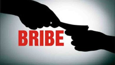 Excise officer caught red-handed while accepting bribe
