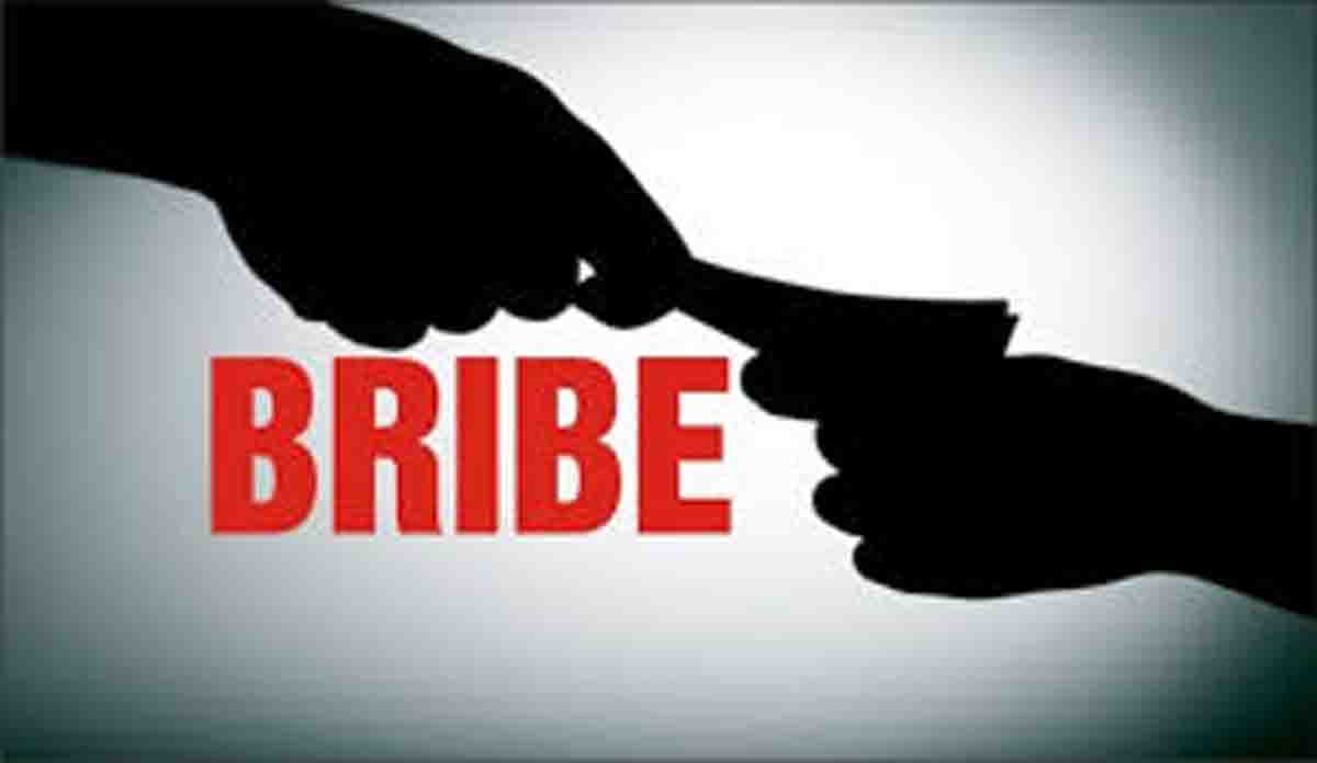 Excise officer caught red-handed while accepting bribe