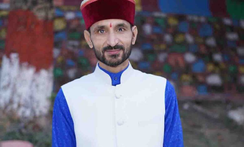 Folk singer Manglesh Dangwal