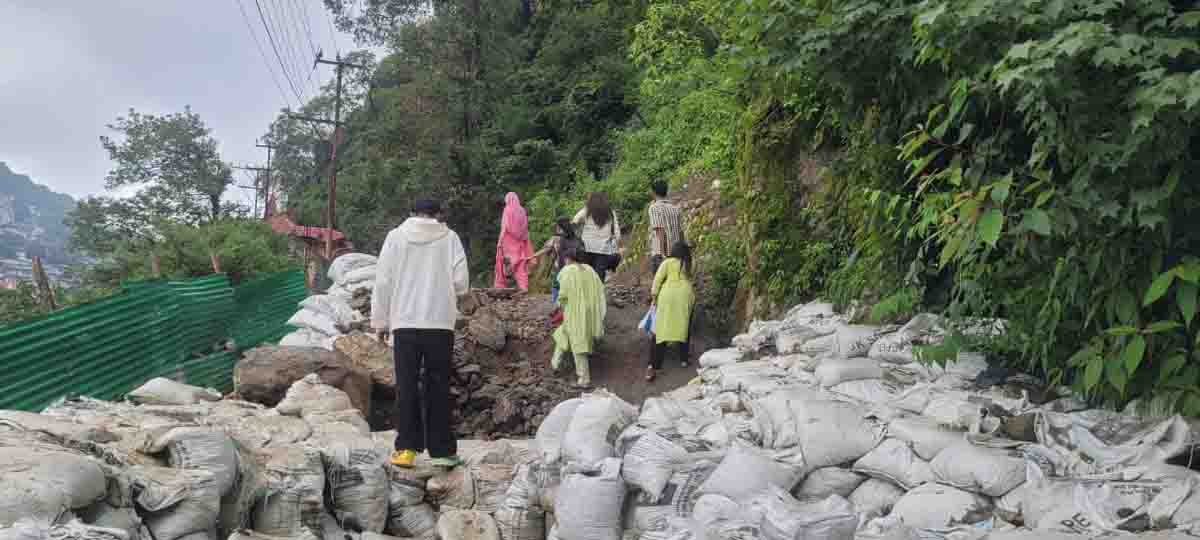 Landslide treatment work poses threat to people on Thandi Sadak
