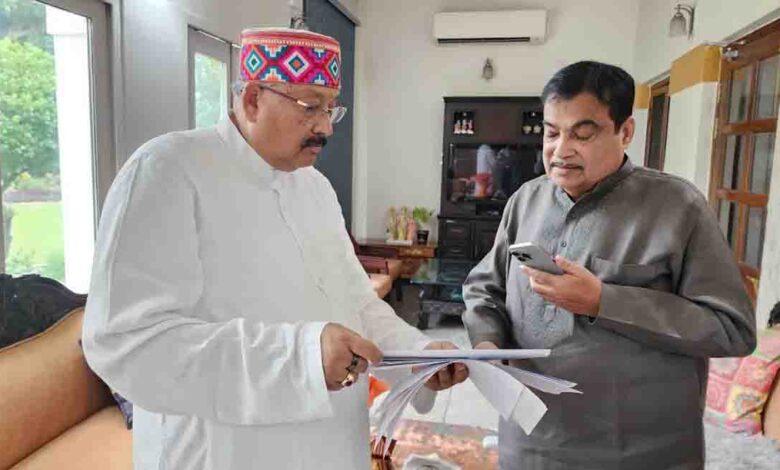 Maharaj urges Gadkari to build a ramp for easy darshan of Mount Kailash