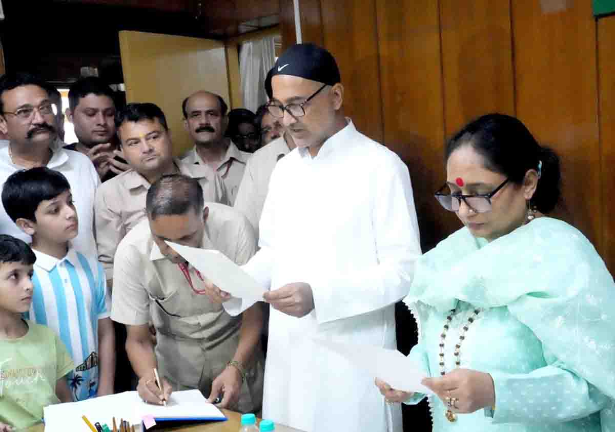 Vidhan Sabha Speaker Khanduri administers oath to Qazi & Butola
