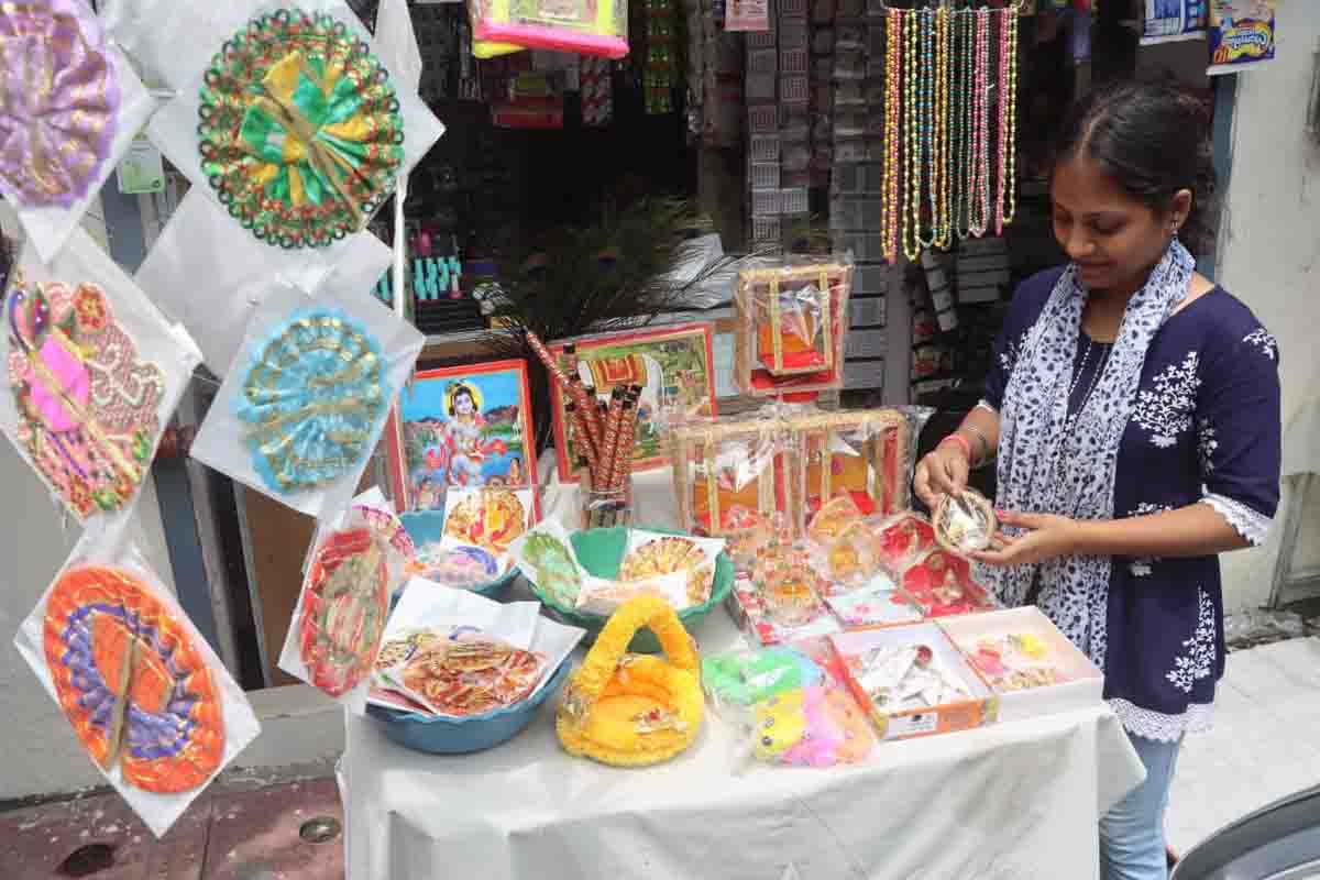 City markets abuzz with last-minute shoppers for Janmashtami