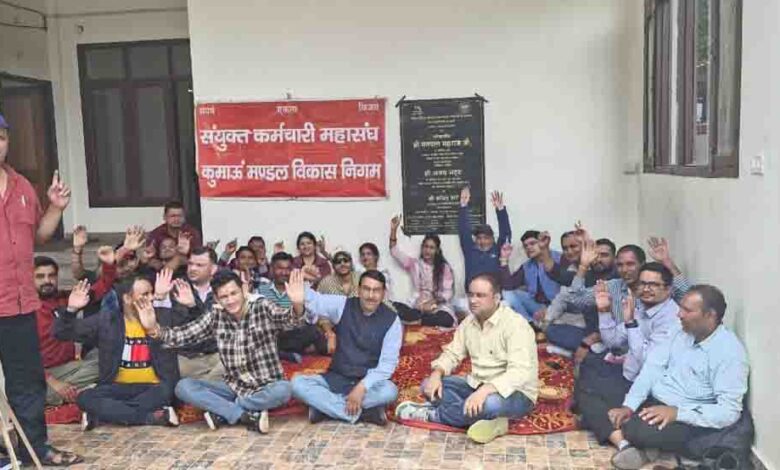 Regularisation stir of corporation employees enters 56th day
