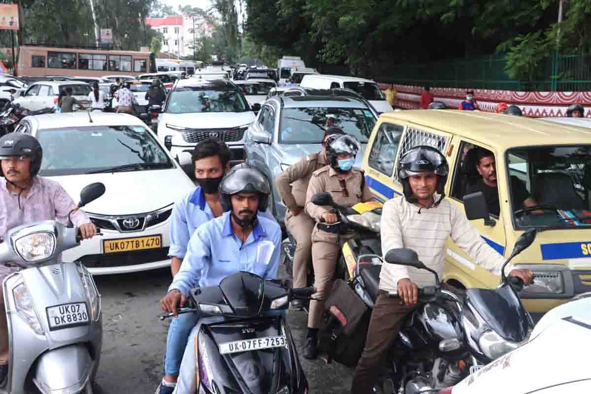 Traffic woes escalate on various roads of Dehradun