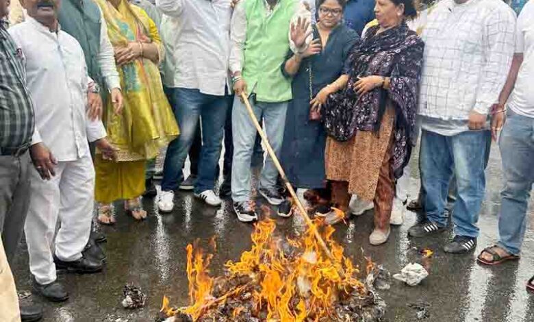 Congress holds protest against unsavory comments of BJP leaders on RaGa