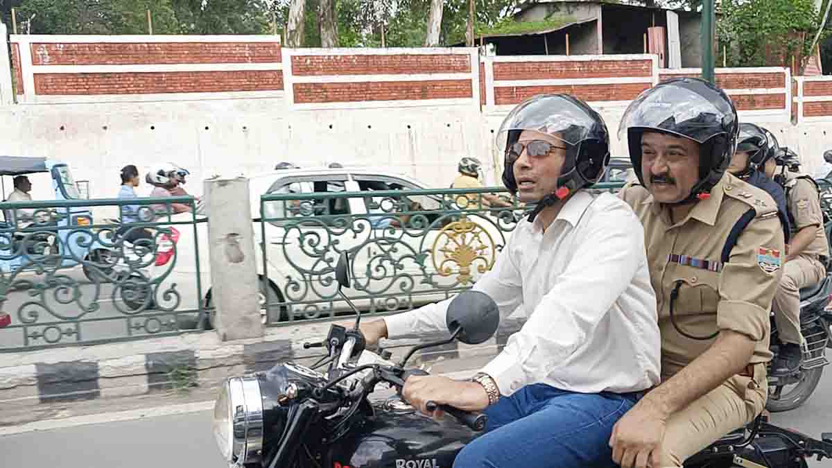 Dehradun DM & SSP ride around city, announce women's safety assistance centre in Paltan Bazaar