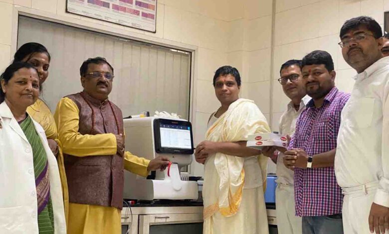 Acharya Balkrishna inaugurates state-of-the-art blood testing machine at Patanjali lab