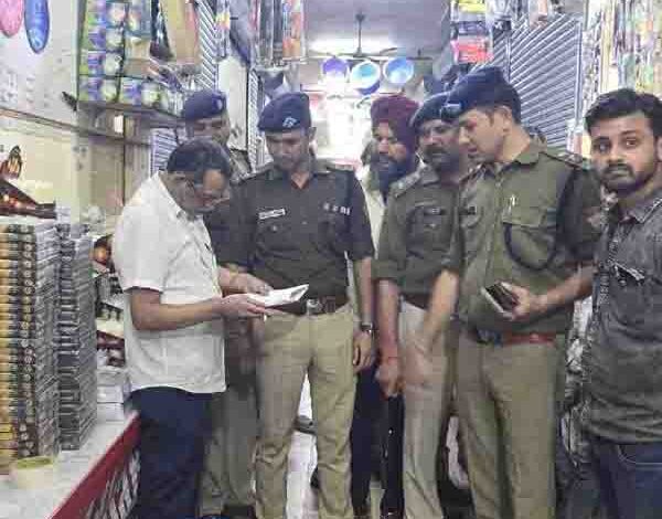 Chalans slapped on traders selling unlicensed firecrackers