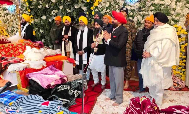 Governor pays obeisance at Hemkund Sahib