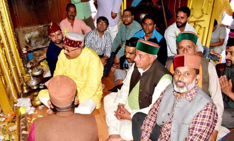 Maharaj offers prayers at Chhatradhari Chalda Maharaj Temple