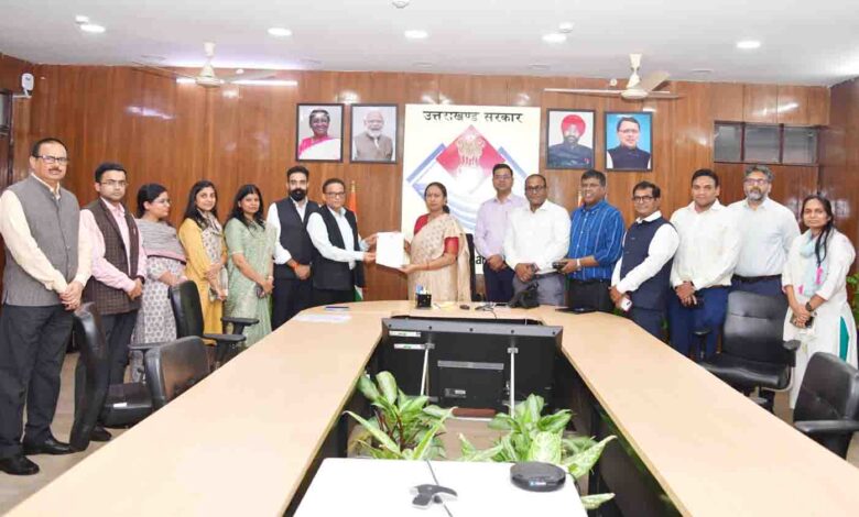 Employees and IAS associations condemn misbehaviour with secretary, his staff