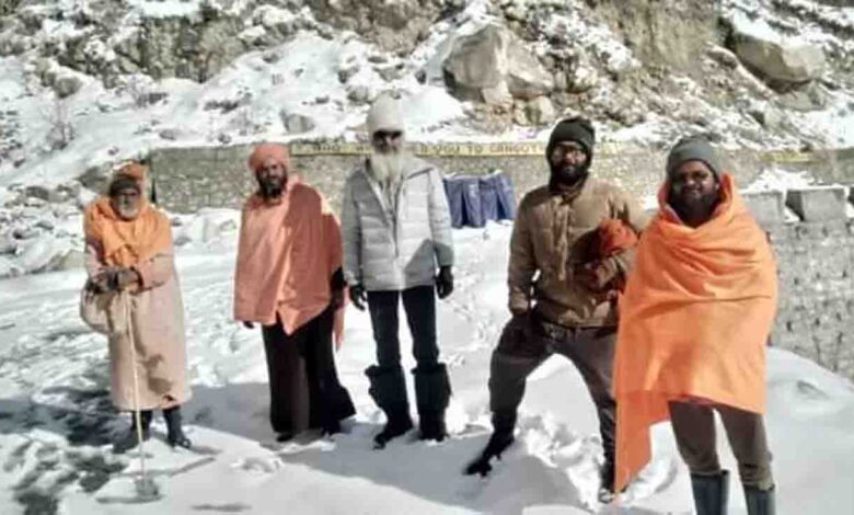 Few ascetics remain in bone chilling Gangotri Valley to continue penance