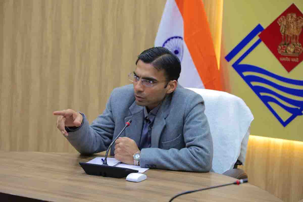 DM directs CEO to ensure electricity, furniture & whiteboards in all Govt schools, allocates Rs 94 lakh