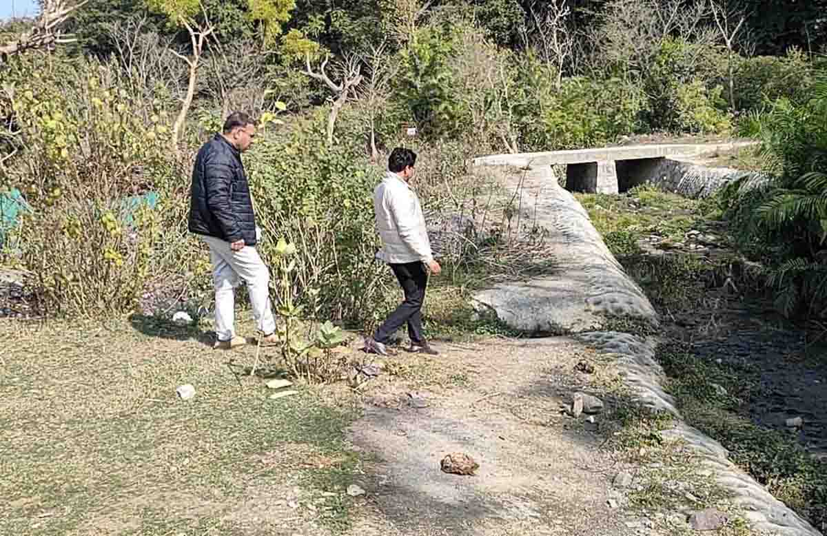 Engineers inspect water bodies in Chilla on Guv’s directive