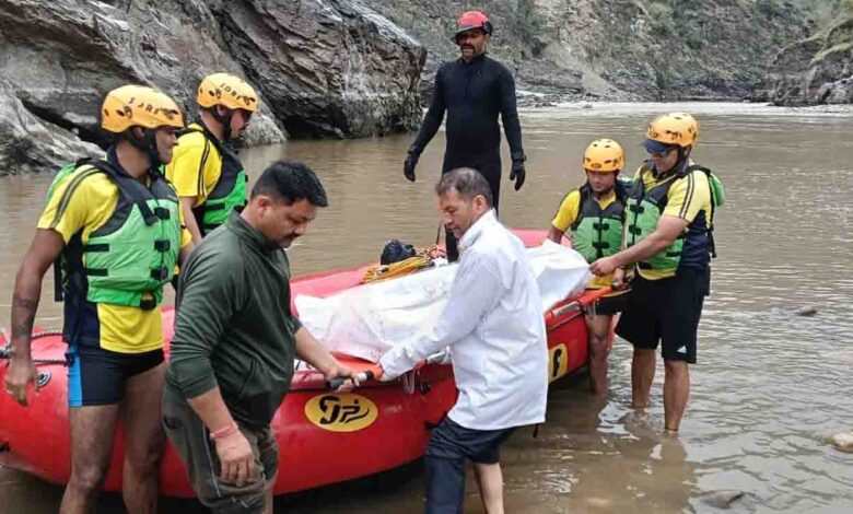 Five dead after car falls down mountainside into river