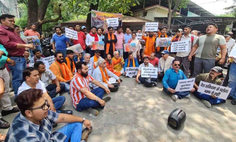 VHP protests against Bengal violence, seeks President’s rule