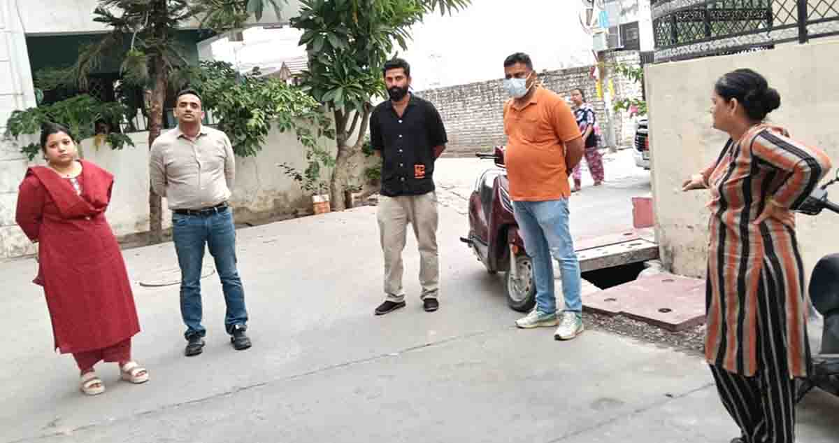 MCD claims 81 per cent rise in door-to-door garbage collection CUG number to be assigned to each vehicle from June PIONEER NEWS SERVICE/Dehradun The Municipal Corporation of Dehradun (MCD) has significantly improved its door-to-door garbage collection service, increasing coverage from about 55 per cent in February to 81 per cent this month, the municipal commissioner Namami Bansal said. During a Press conference on Wednesday, she stated that the MCD now directly manages garbage collection in 67 wards and a fleet of 140 to 150 vehicles currently serves 100 wards. Each vehicle is staffed by two drivers and two helpers and 78 supervisors oversee sanitation across these areas. Bansal said that to enhance coordination, the MCD will assign a Closed User Group (CUG) number to every garbage collection vehicle starting June 1. This initiative will help residents communicate directly with drivers to confirm collection timings. “During a field inspection on Wednesday, many locals shared that they often miss garbage pickup due to the absence of fixed vehicle timings. By assigning a CUG number to each vehicle, we aim to solve this issue,” the commissioner said. She also acknowledged that in areas with ongoing construction, collection vehicles face difficulty accessing inner lanes. In such cases, the MCD has urged residents to bring their garbage to the main road where vehicles can reach. Bansal stated that the corporation has made a great progress from 55 per cent to 81 per cent door to door collection in just a few months and is working efficiently to achieve 100 per cent coverage soon.
