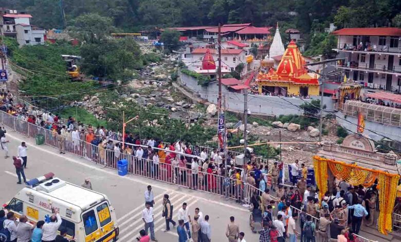 Devotees throng Kainchi Dham on foundation day