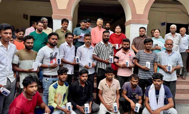 MCD gives mobile phones to garbage collectors for better coordination